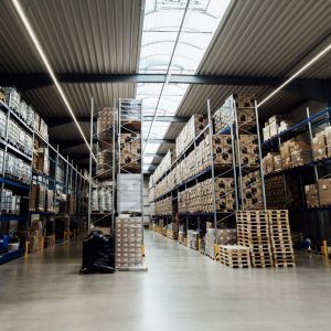 Modernes Hochregallager der Alphart GmbH